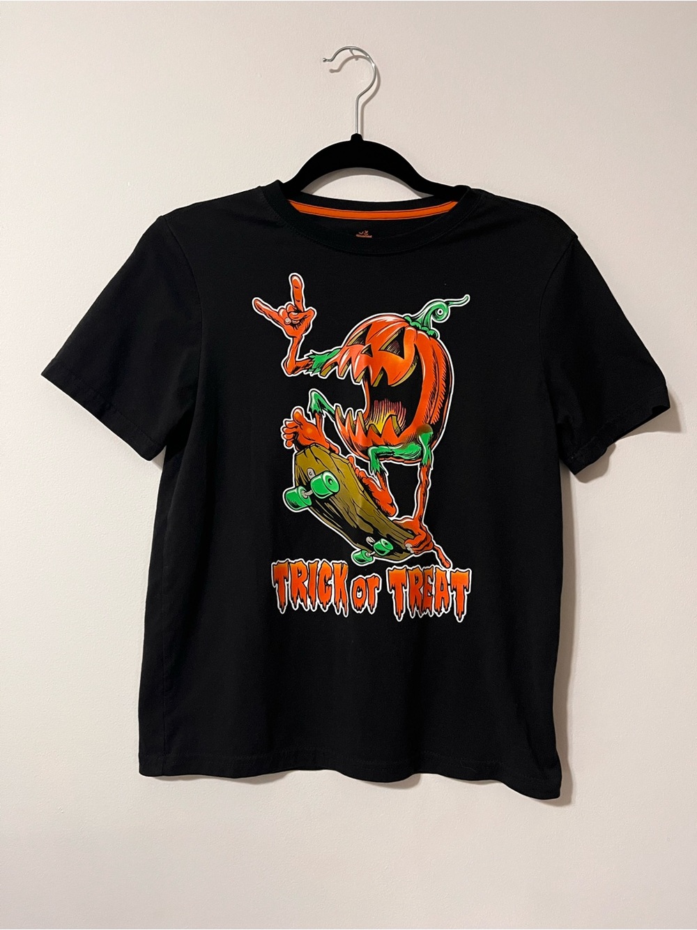 HALLOWEEN Trick or Treat Graphic Tee Short Sleeve Women’s Sz L EUC